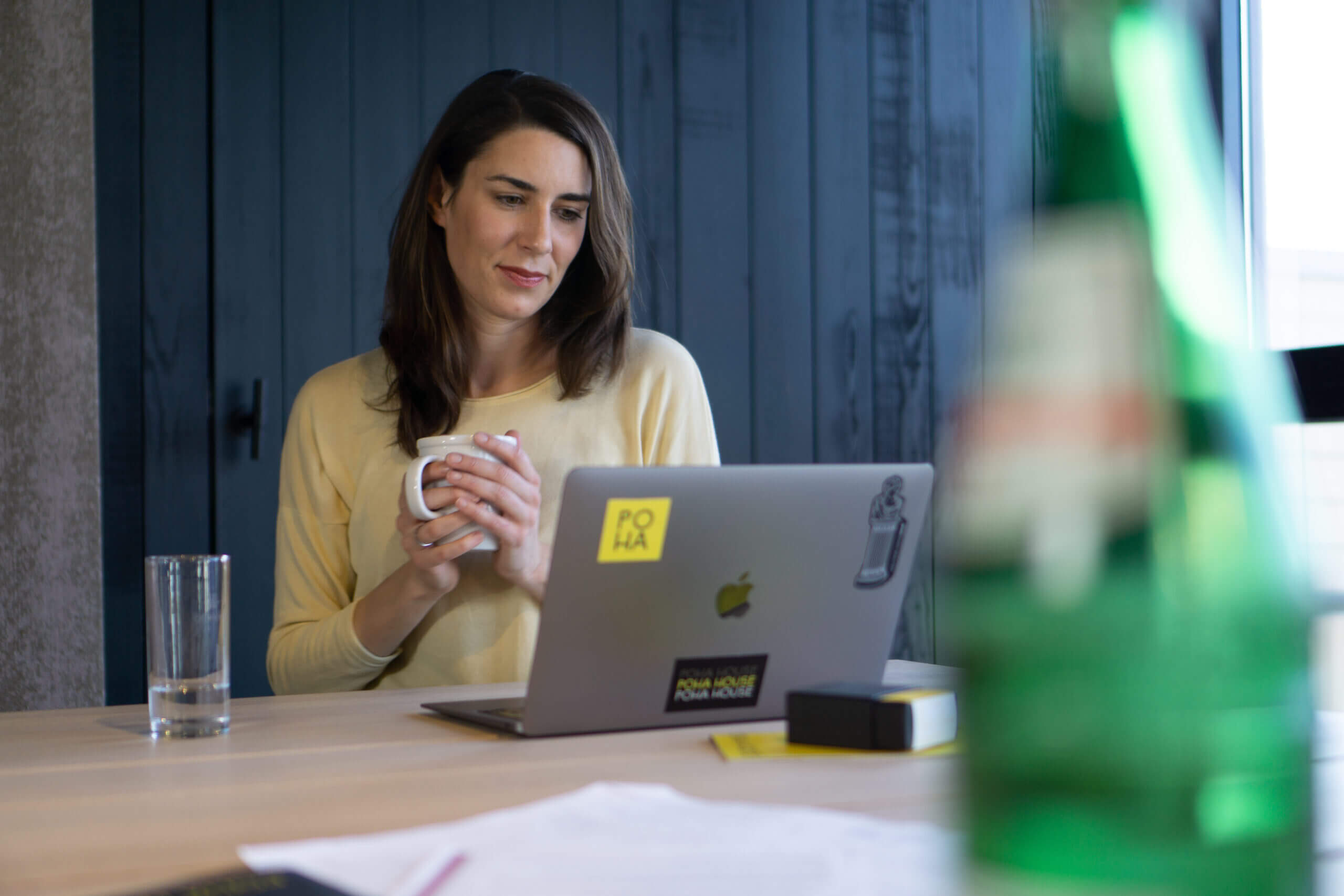 Frau im POHA House Coworking