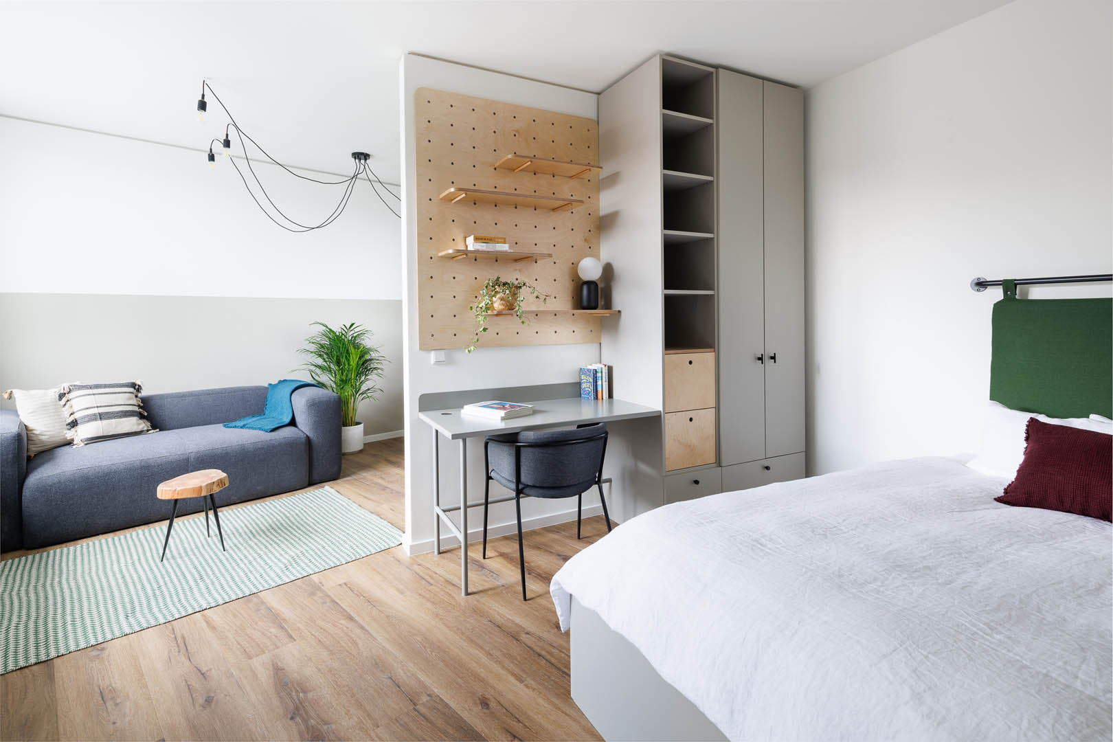 Helles möbliertes Zimmer im POHA Haus Münster mit moderner Einrichtung und Dekoration