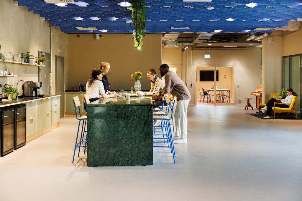 Menschen, die in einer Lounge Getränke genießen