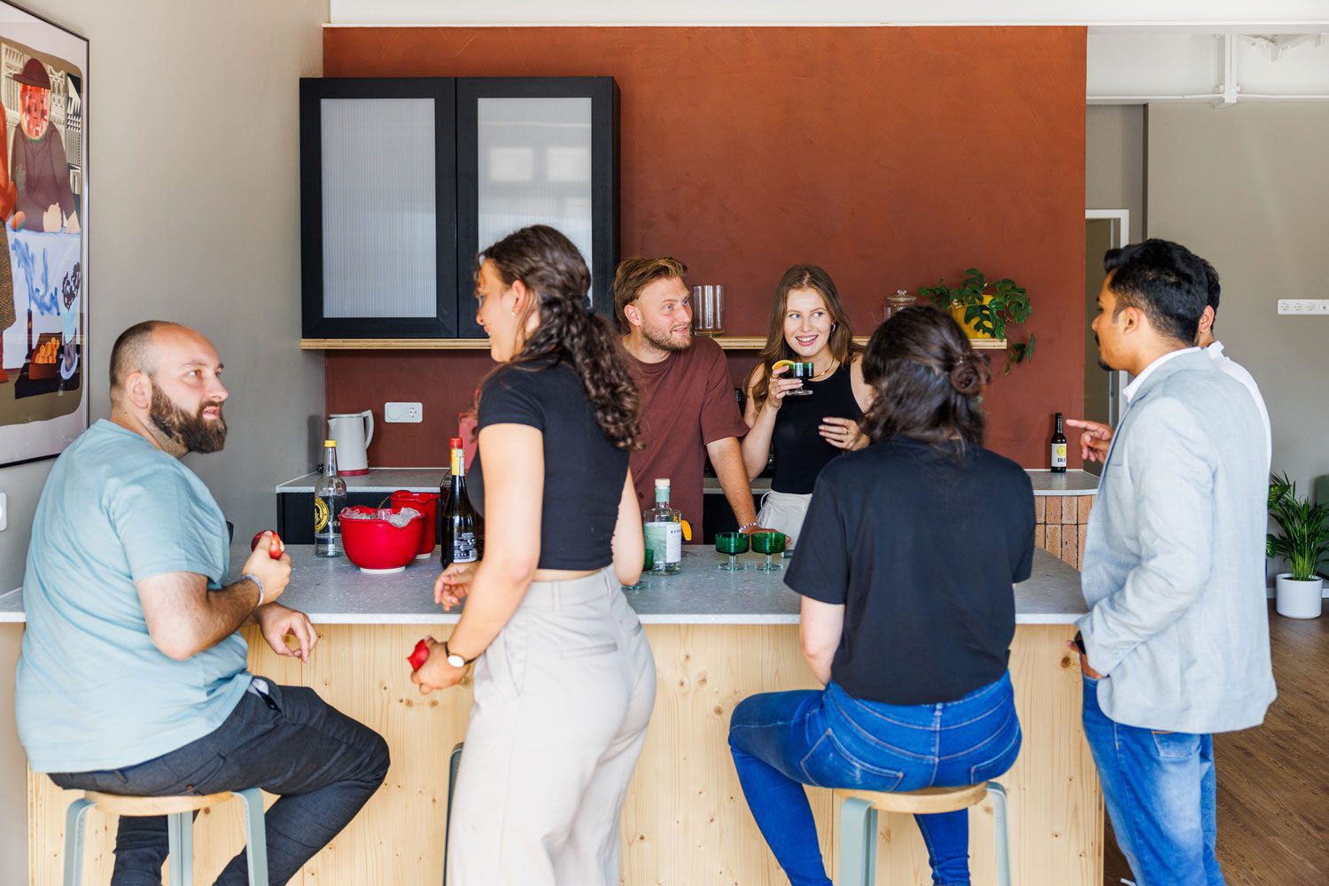 Menschen, die sich in einem Gemeinschaftsraum treffen und etwas trinken