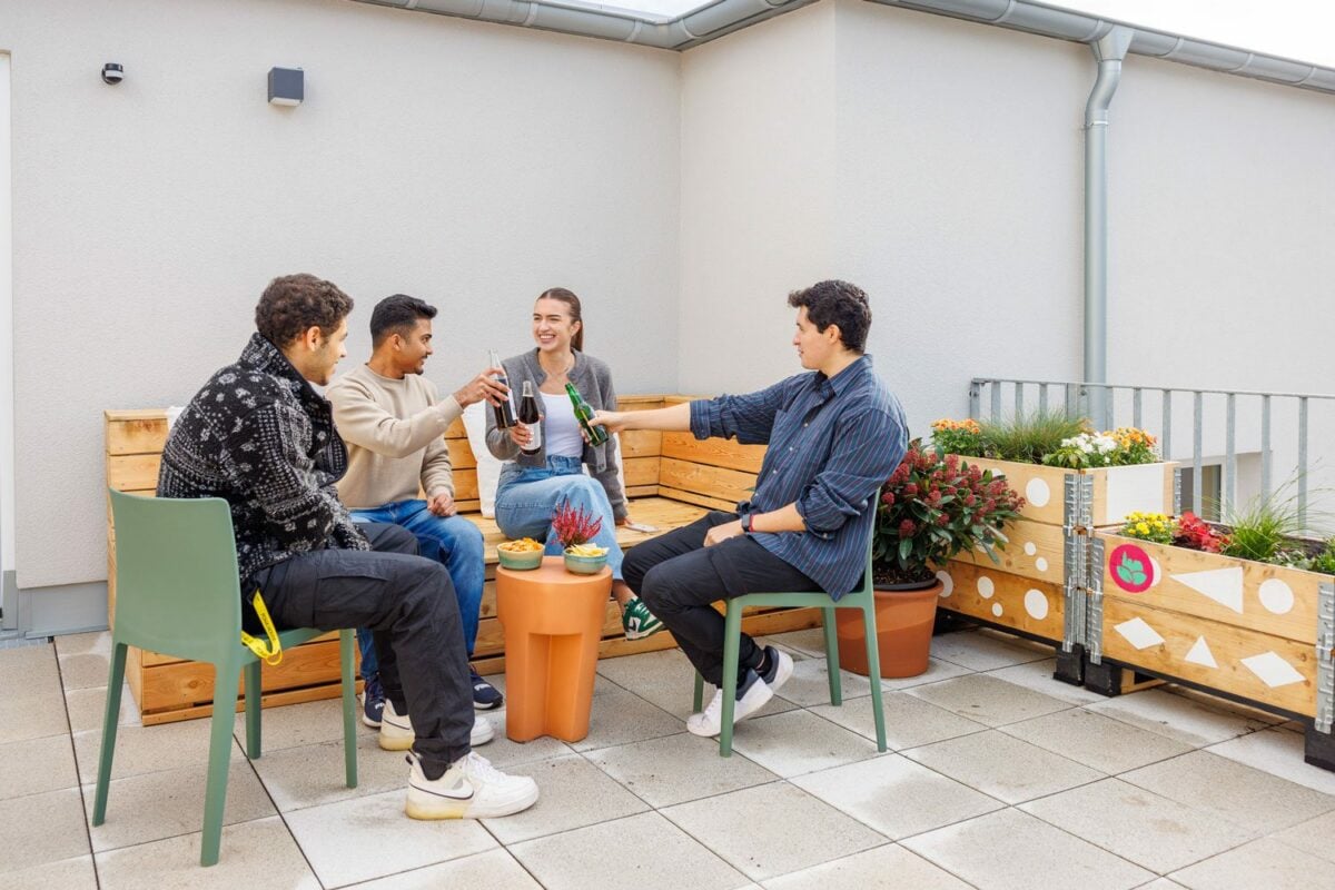 Menschen, die sich auf einer Dachterrasse in der Aachener Innenstadt treffen