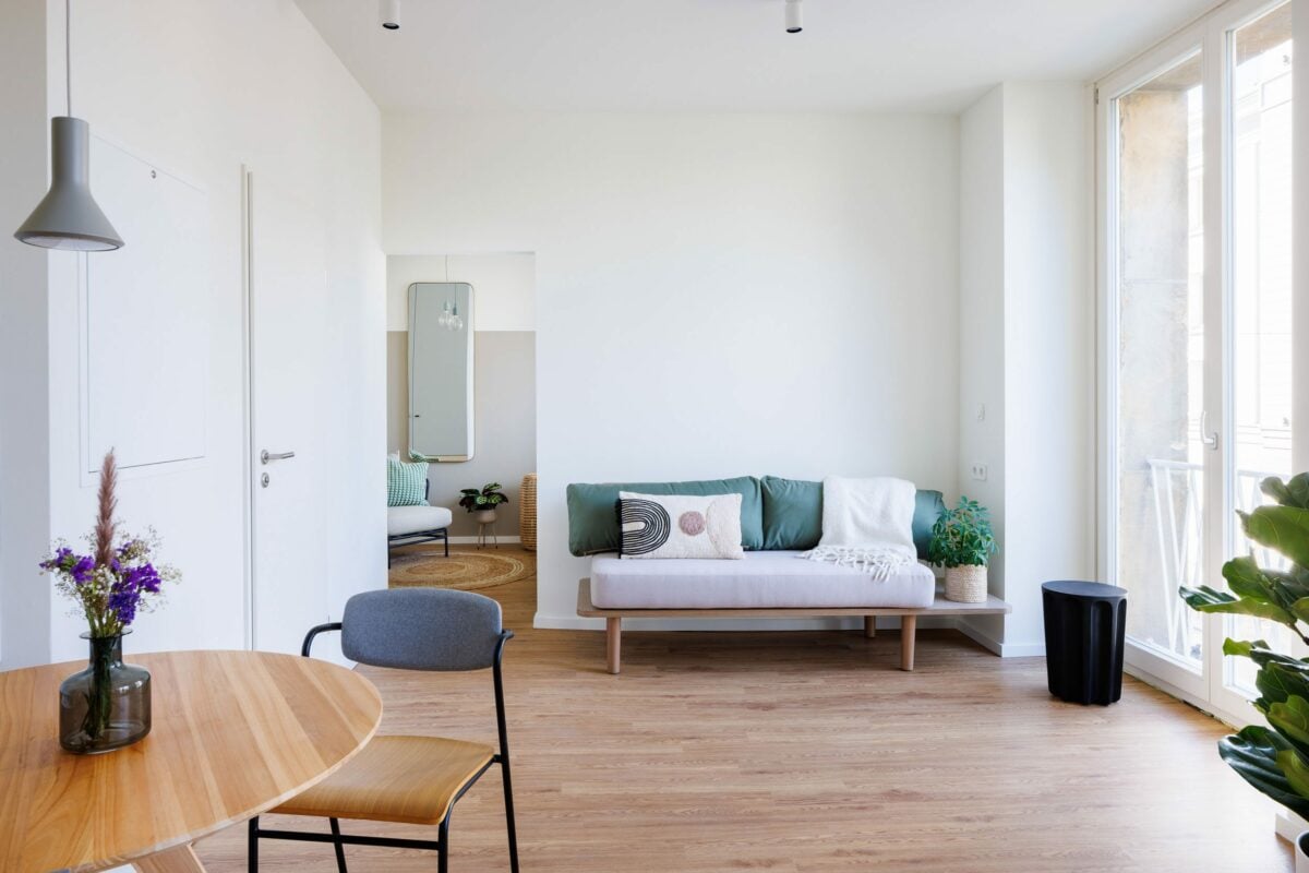 moderne Studiowohnung mit neuen Möbeln und großem Fenster in Aachen
