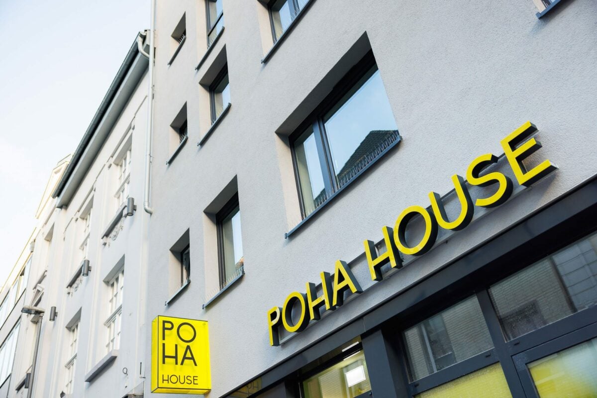 ein neu renoviertes Hotelgebäude in der nähe der Aachener Altstadt