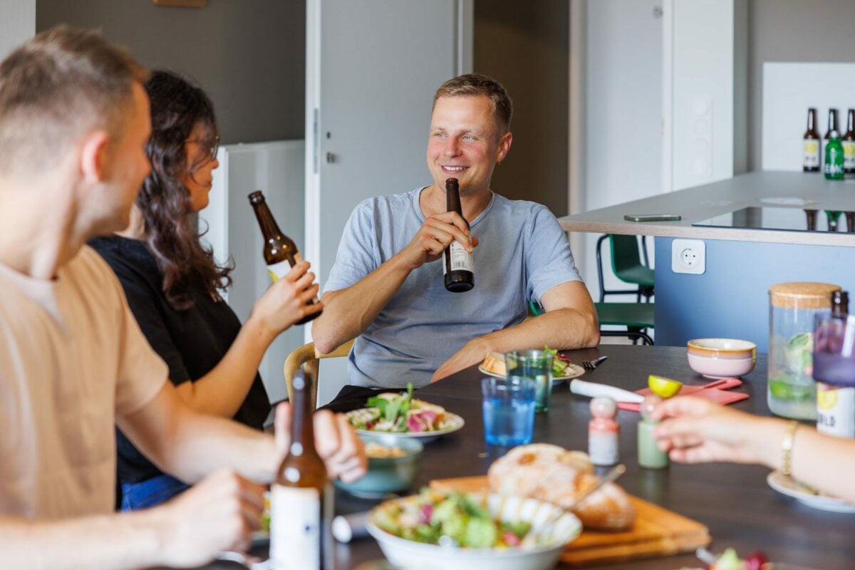 Mitbewohner, die sich treffen und in einer Gemeinschaftsküche in Aachen zu Mittag essen